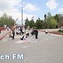 В Керчи дети на асфальте рисовали пожарных