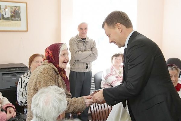 Нижегородская область. Денис Вороненков провел личный приём граждан и наградил ветеранов памятными медалями