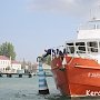 В Керчи ветераны возложили цветы к бую в море