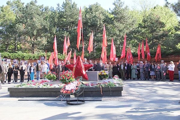 Республика Крым. Коммунисты шествием и митингом отпраздновали День Победы