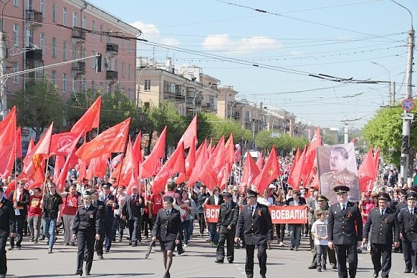 Рязанские коммунисты отметили День Победы шествием по центральной улице города