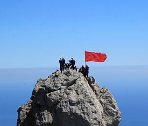 На вершине Ай-Петри реет Знамя Великой Победы, водруженное ялтинскими спасателями МЧС России