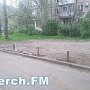 Во дворах Керчи установят столбы, запрещающие парковаться машинам на газонах