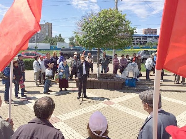 Ростов-на-Дону. В Ворошиловском районе прошёл митинг за сохранение названия проспекта Космонавтов