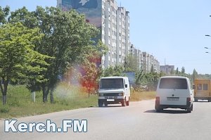 Керчане переживают из-за брошенный на дороге автомобиля