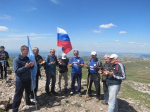 “Миллифирковцы” и ветераны НДКТ в десятый раз совершили восхождение на Чатыр-Даг. Под российским флагом