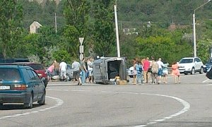 В ДТП под Севастополем перевернулся минивэн