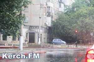 Водители потеряли номера от машин в керченских лужах