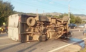 На крымской трассе ЗИЛ врезался в иномарку и перевернулся, пострадали пятеро