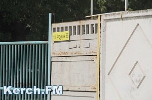 Открытые люки угрожают здоровью керчан в разных районах города