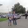 Москва. Кандидат в депутаты Госдумы от КПРФ Александр Медведев принял участие в пикете по сбору подписей о моратории на капремонт