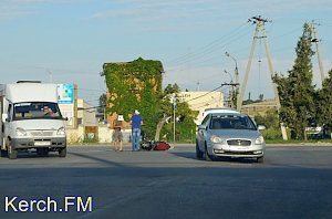 В Керчи на дороге с фурами сбили мопедиста