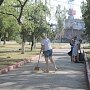 В Керчи в сквере Морвокзала состоялся субботник