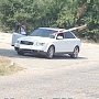 В Керчи в лобовом стекле «Audi» застряла часть шлагбаума