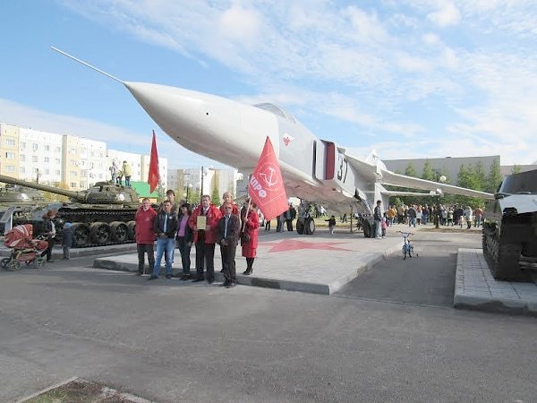 Ямало-Ненецкий АО. В Новом Уренгое на Площади Памяти при поддержке КПРФ установили самолет СУ-24