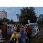 В районе Симферопольского аэропорта снова транспортный коллапс. Чтоб попасть в автобусы, люди стоят в очереди