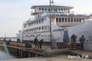 На Керченской переправе с парома в море упала машина