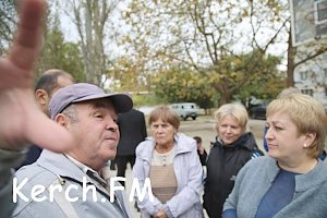 В Керчи на сходе граждан люди пожаловались Подлипенцеву на дороги и освещение