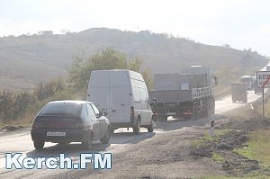 В Керчи при въезде в город образовалась огромная яма