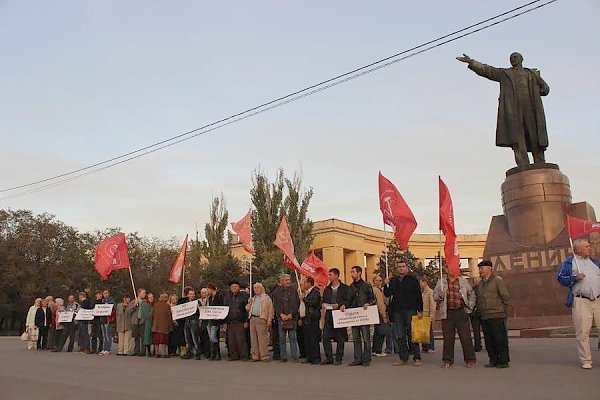 Волгоградские коммунисты почтили память защитников советской власти