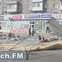 В Керчи на автовокзале ветер снес торговые палатки