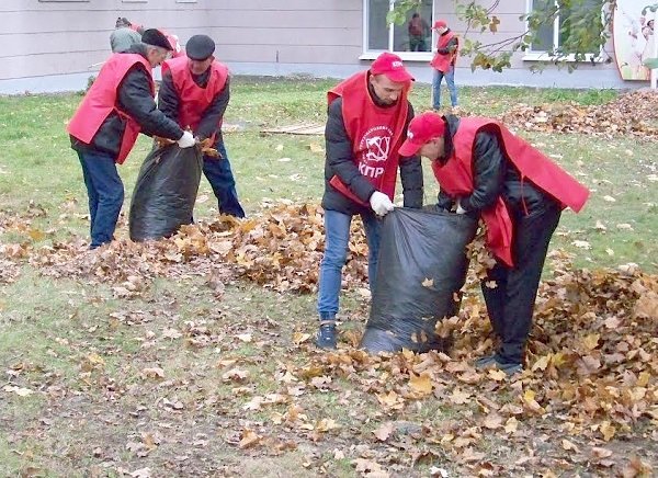 Коммунисты и комсомольцы Орла приняли участие в общегородском субботнике