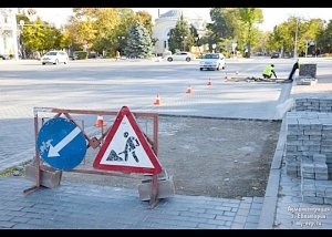 На Театральной площади Евпатории перекладывают плитку