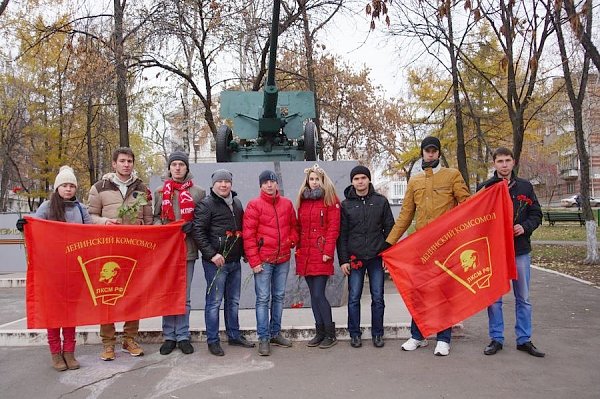 Удмуртская Республика. Комсомольцы Ижевска почтили память красноармейцев, погибших в годы Великой Отечественной войны