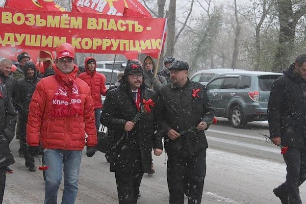 Во Владивостоке состоялись демонстрация и митинг КПРФ