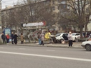 Автомобиль врезался в остановку в Столице Крыма, один человек погиб