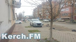 В Керчи «Audi» припарковался на тротуаре