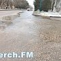 В Аршинцево из-под асфальта бьет «фонтан» воды