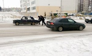 ДПС-ники помогают автомобилистам на скользкой дороге