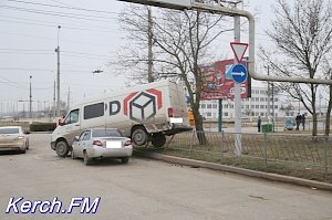 В Керчи столкнулись две иномарки и микроавтобус