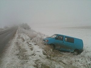 На трассе-Керчь-Симферополь из-за гололеда в кювет вылетел автомобиль