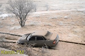 В Керчи автомобиль провалился в яму, оставленную водоканалом