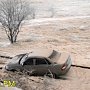 В Керчи автомобиль провалился в яму, оставленную водоканалом