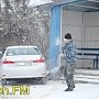 В Керчи автомобиль врезался в автобусную остановку