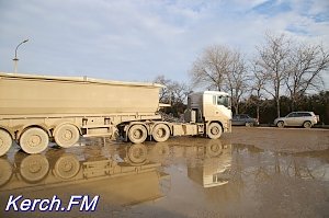 В Керчи перевернулся прицеп грузовика с песком