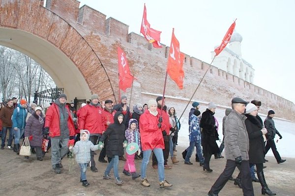 Новгородские коммунисты приняли участие в общегородском шествии в честь 75-летия подвига советских Героев