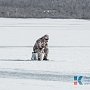 На столичном водохранилище рыбаки буквально ходят по тонкому льду