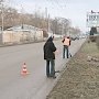 В Керчи чистят дороги после гололеда