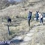 В Керчи студенты убирали территорию у братской могилы в Аршинцево