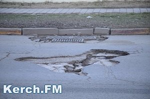 Керчане продолжают жаловаться на множество ям на дорогах города