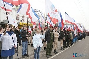 Тысячи людей вышли на улицы Симферополя в третью годовщину общекрымского референдума (ФОТОРЕПОРТАЖ, ВИДЕО)