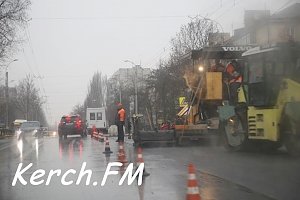 В Керчи асфальтируют дороги в дождь