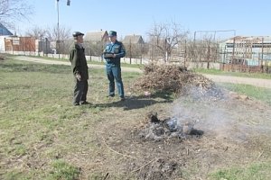 Сжигание сухой травы может привести к лесным пожарам