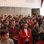 В Керчи призывнику вручили огромную повестку