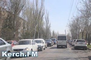 В Керчи около автовокзала пробки из-за сломанной фуры