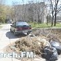 В керченском парке автомобили массово паркуются на тротуаре